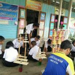 เด็กๆ กำลังเรียนรู้การทำต้นเทียนโบราณ_1 ร.ร.วัดโรงเข้